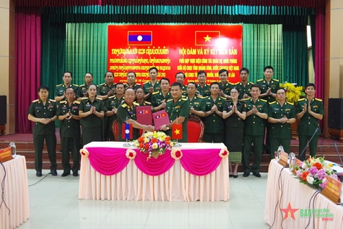 Bộ Chỉ huy Quân sự tỉnh Quảng Bình và tỉnh Khăm Muộn (Lào) ký kết biên bản phối hợp thực hiện công tác quân sự, quốc phòng